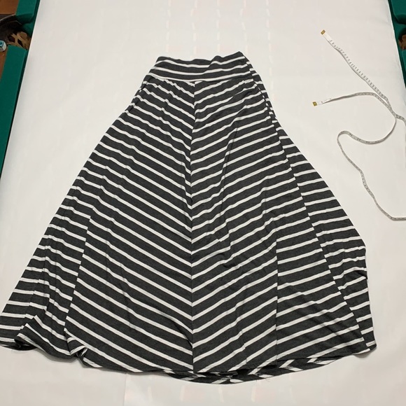 AB STUDIO skirt. Size medium - Picture 5 of 8